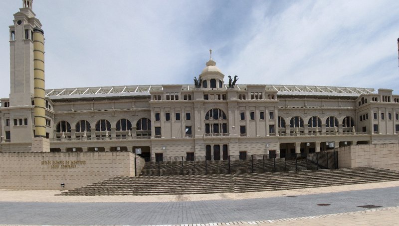 ingang olympisch stadion.jpg - Het Olympisch stadion van Barcelona ligt ook op de Montjuïc. Barcelona heeft de zomerspelen van 1992 georganiseerd, maar het stadion werd reeds in 1927 gebouwd. Barcelona was op dat moment één van de steden die kans maakten op de zomerspelen van 1936 (die uiteindelijk naar Berlijn gingen).